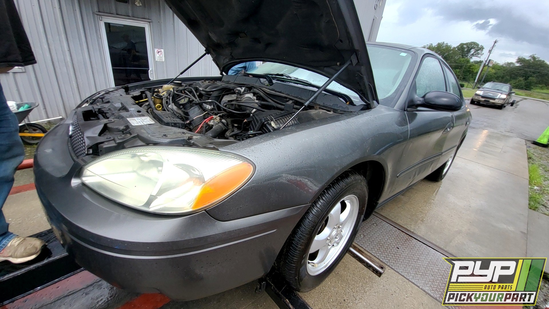 2004 FORD TAURUS available for parts