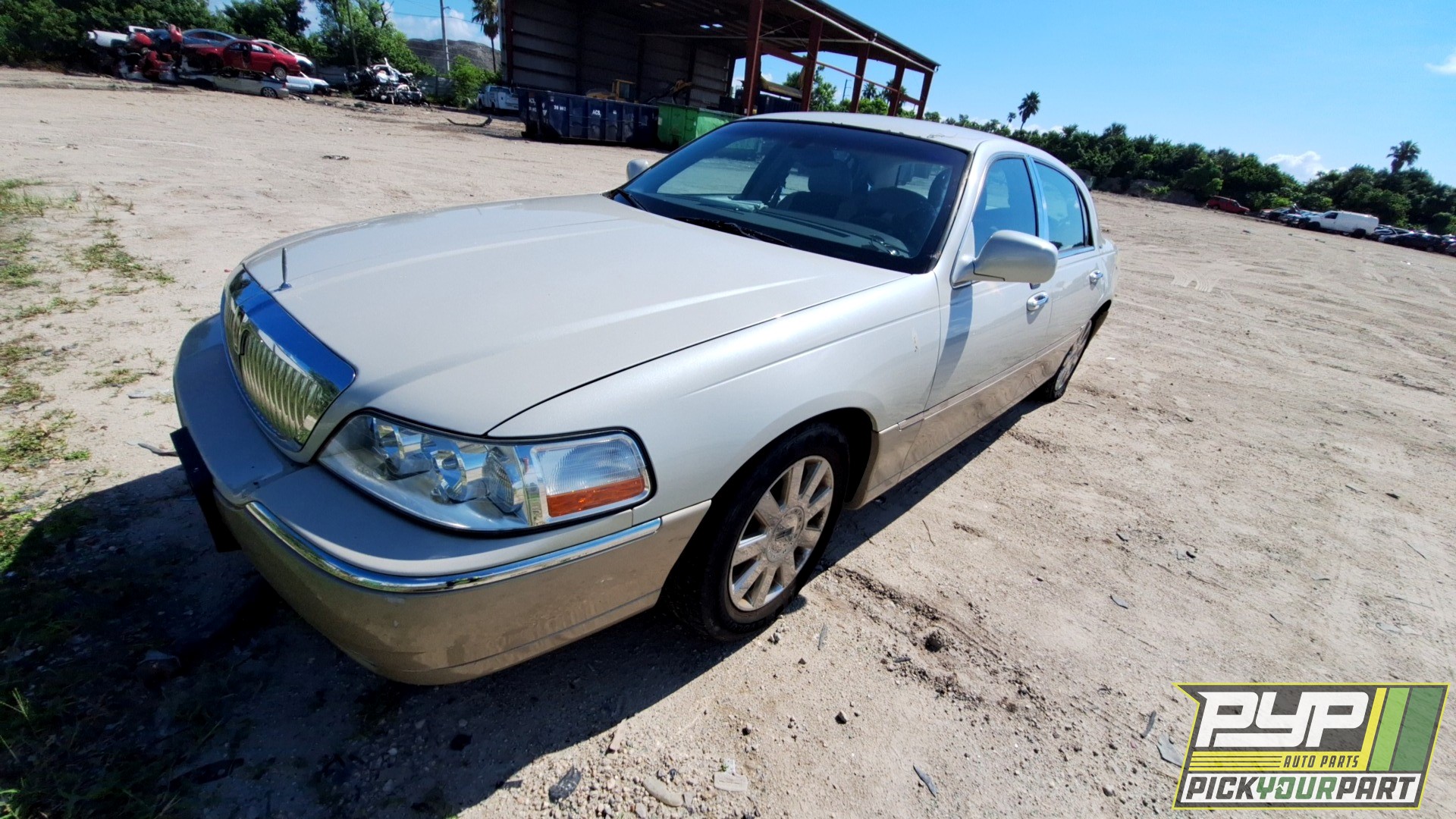 2004 LINCOLN TOWN CAR available for parts