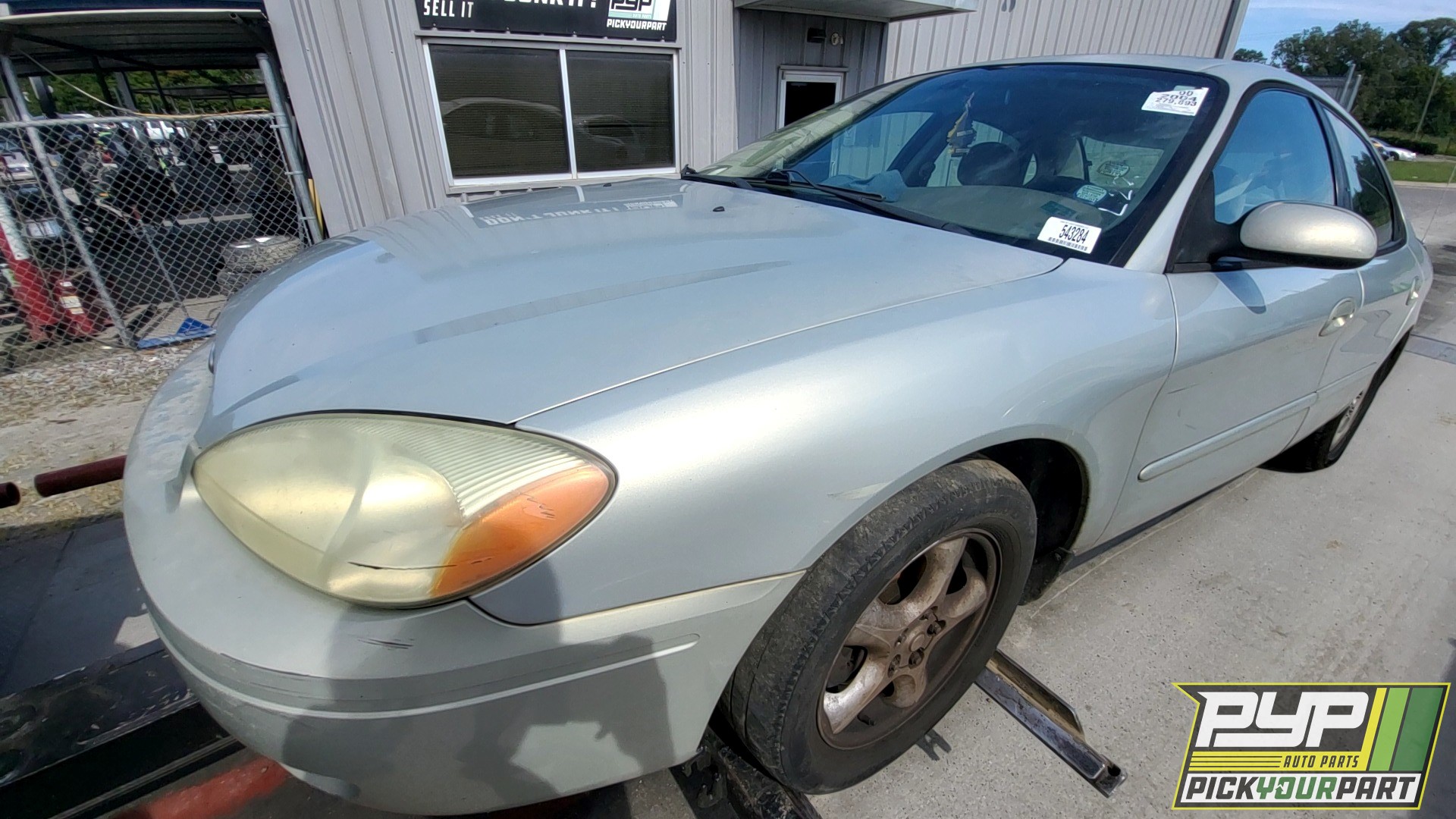 2004 FORD TAURUS available for parts