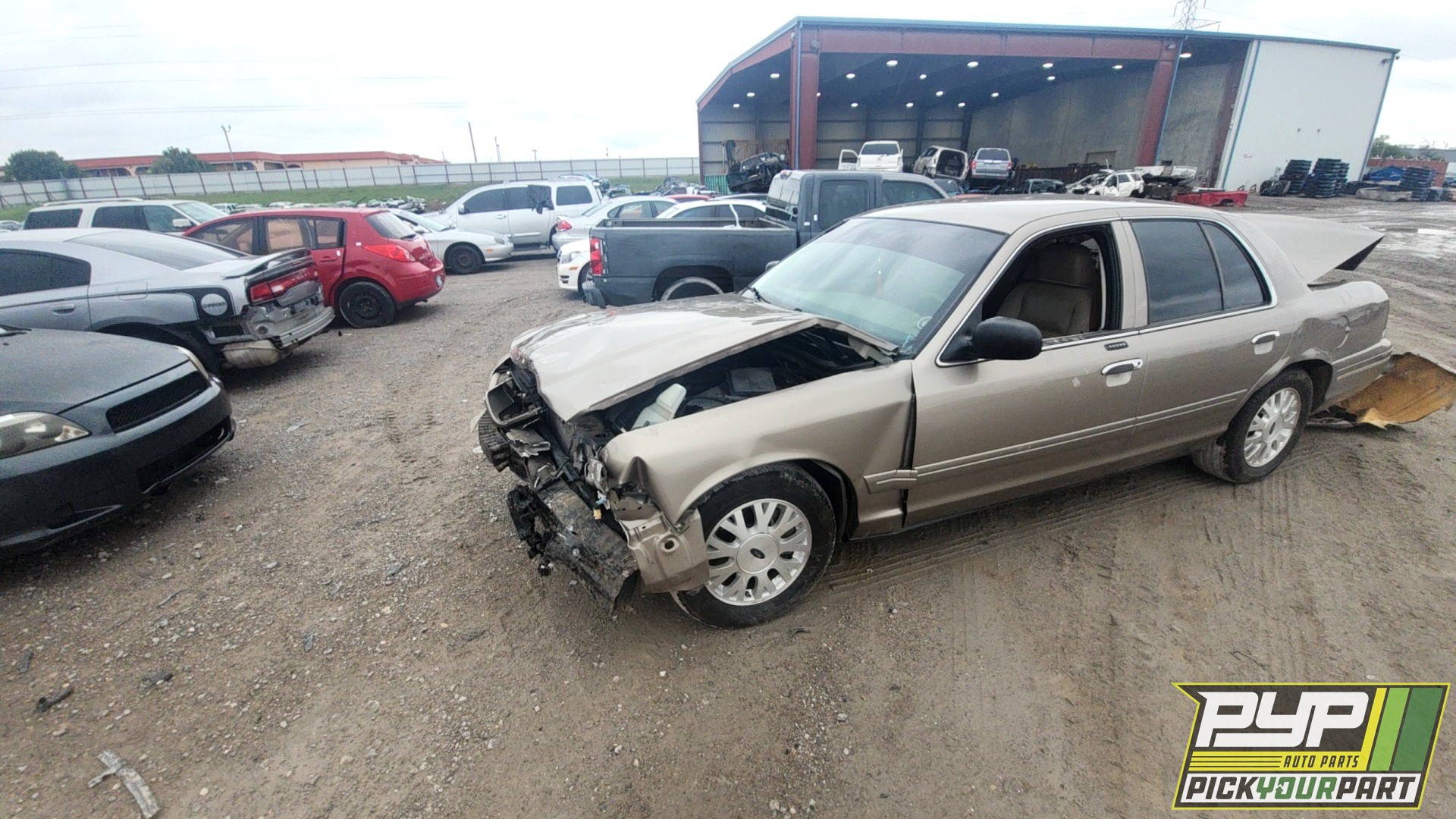 2004 FORD CROWN VICTORIA available for parts