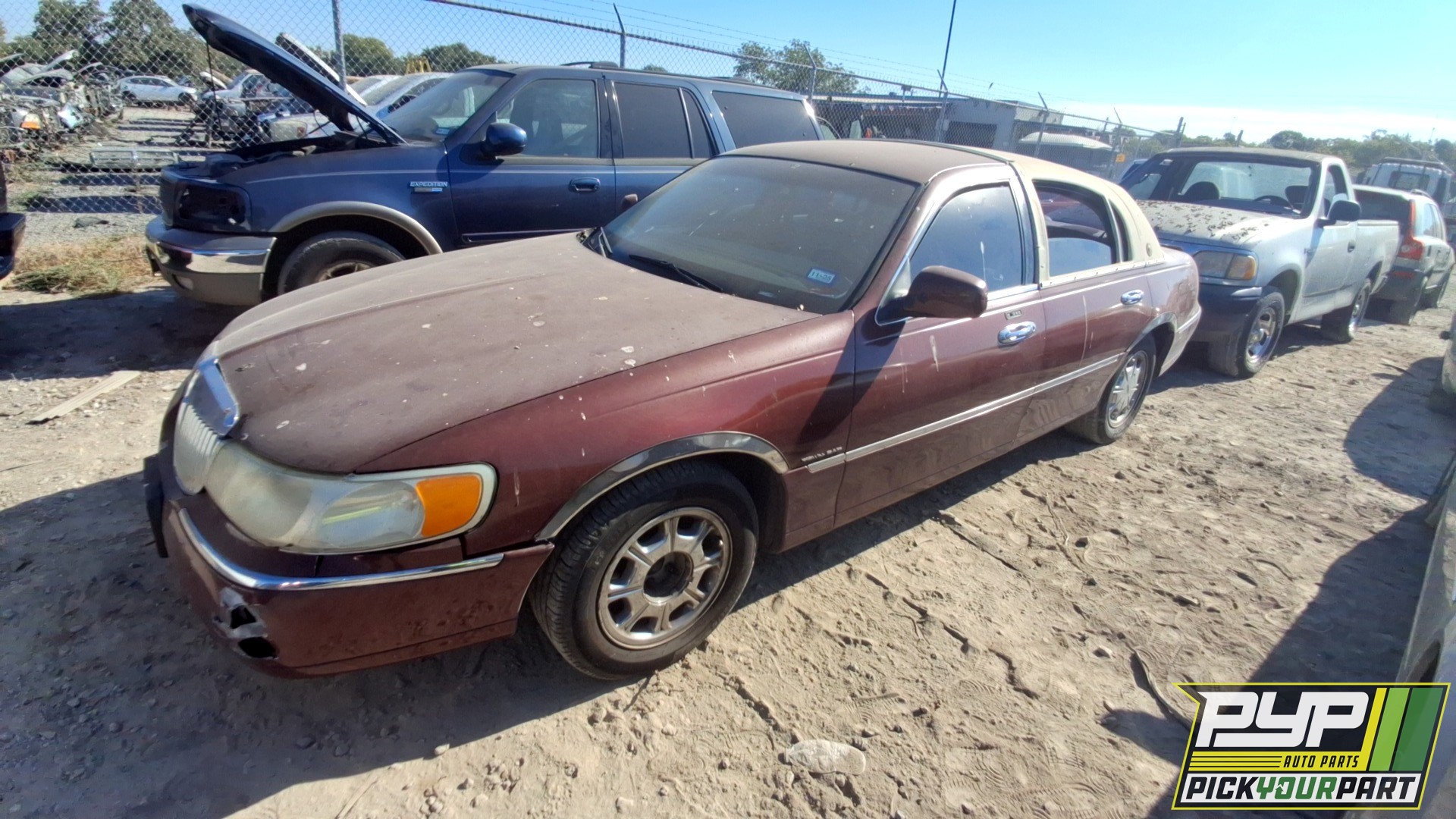 2000 LINCOLN TOWN CAR available for parts