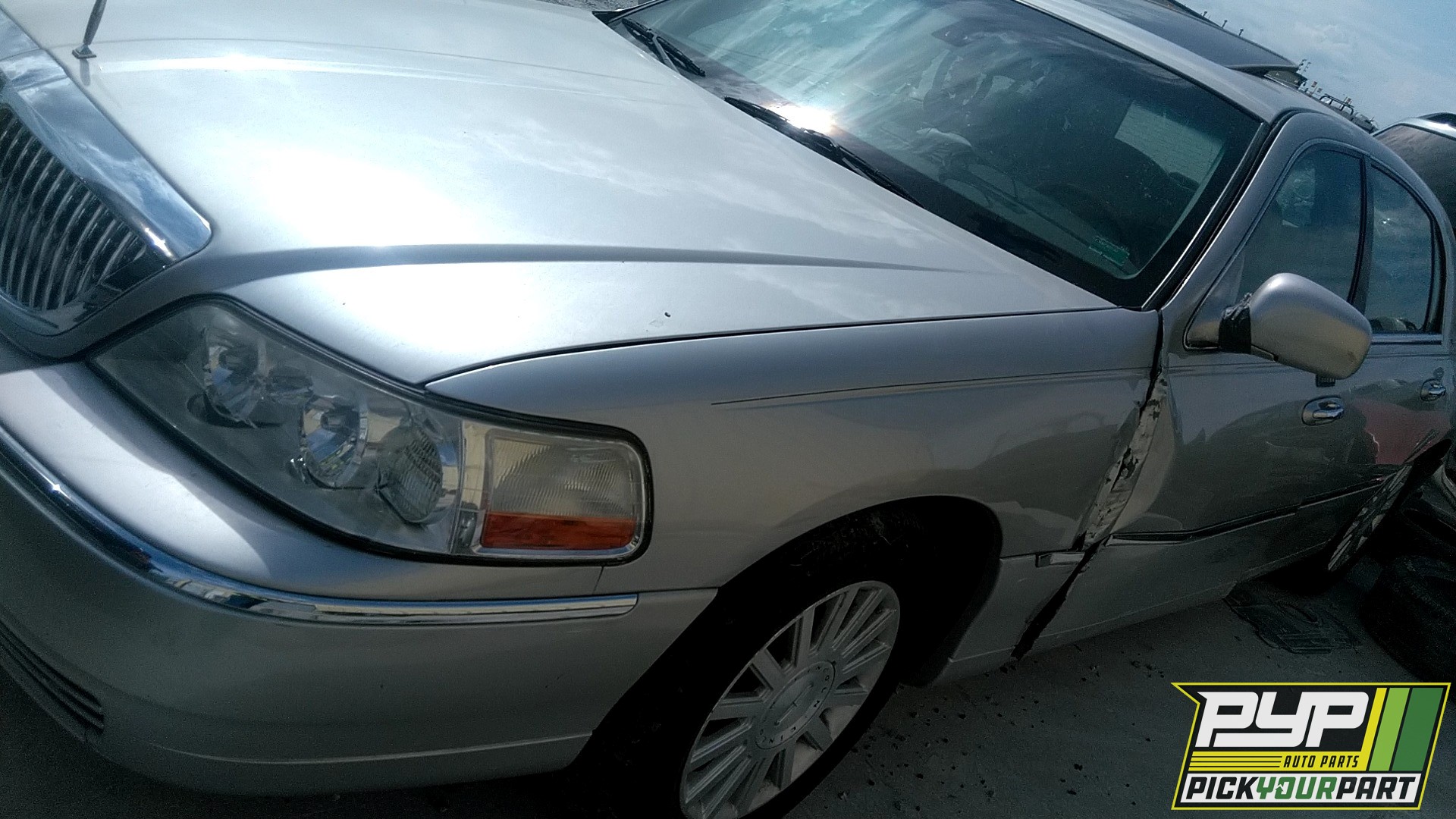 2003 LINCOLN TOWN CAR available for parts