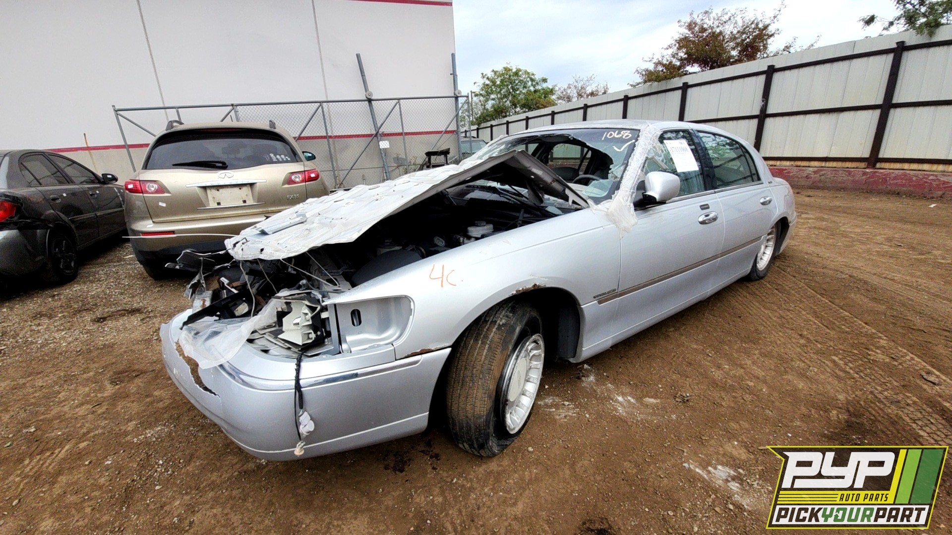2000 LINCOLN TOWN CAR available for parts