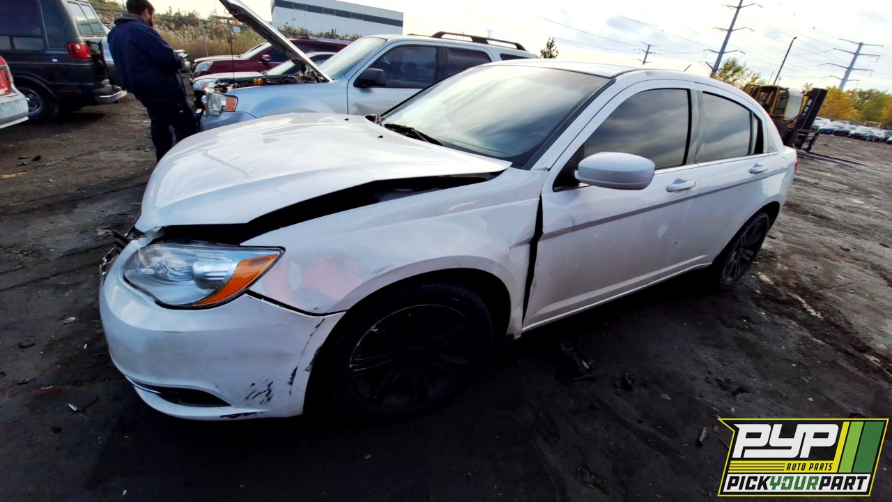 2013 CHRYSLER 200 partes disponibles