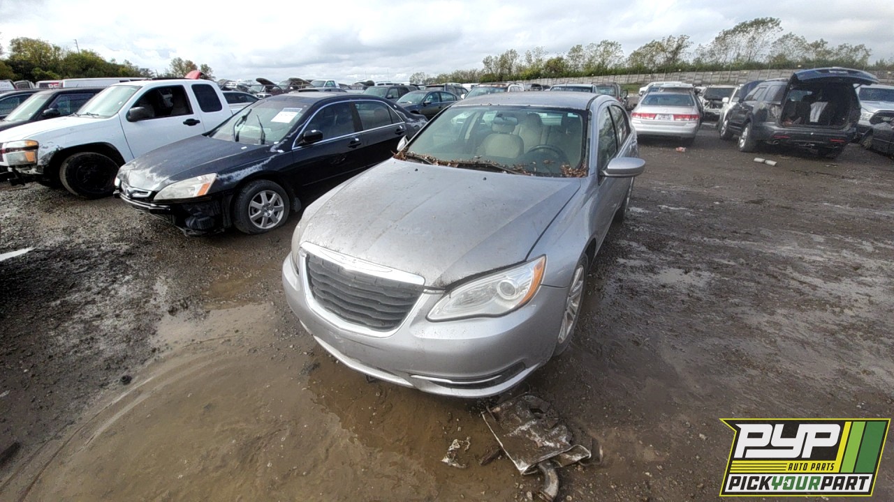 2013 CHRYSLER 200 partes disponibles