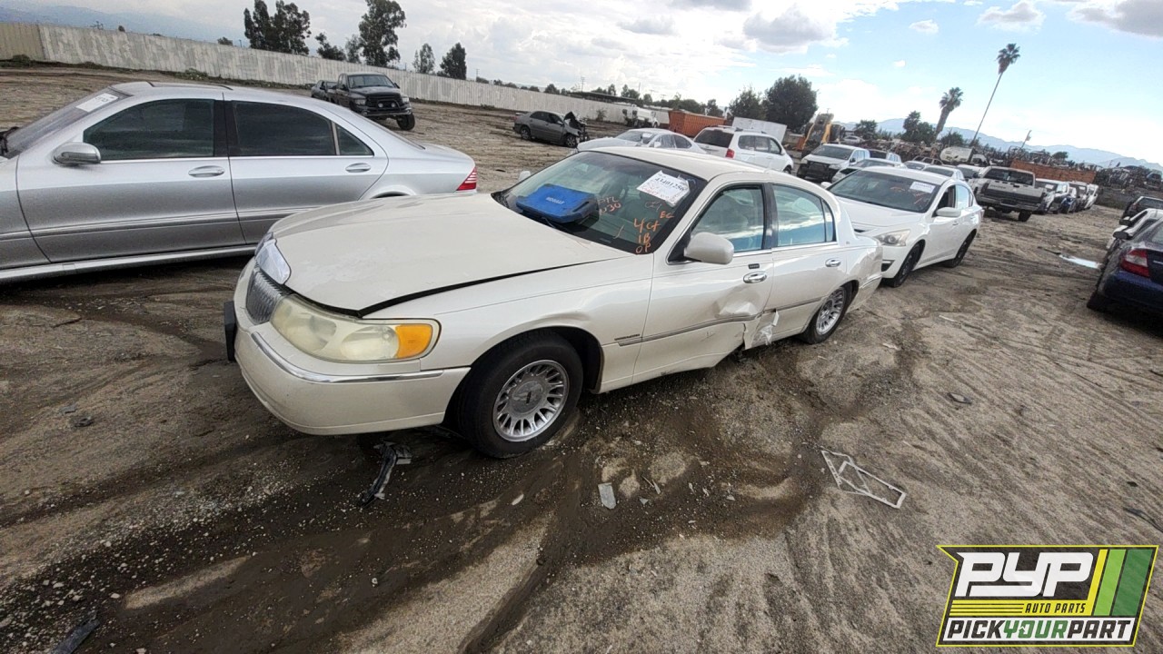 2000 LINCOLN TOWN CAR available for parts