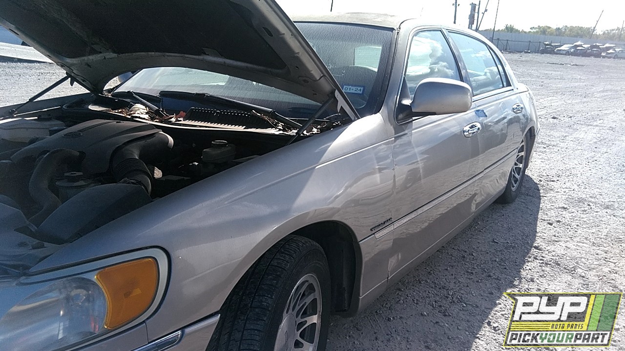 2001 LINCOLN TOWN CAR available for parts