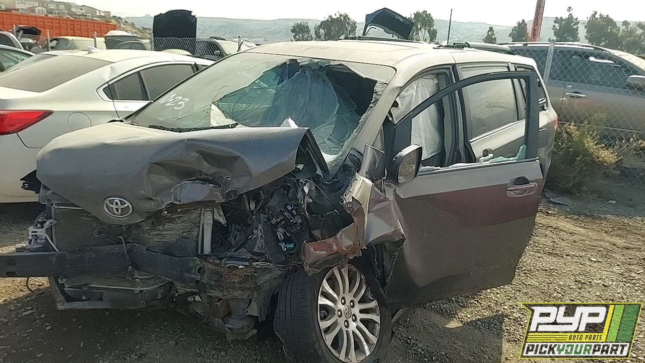 2014 TOYOTA SIENNA partes disponibles