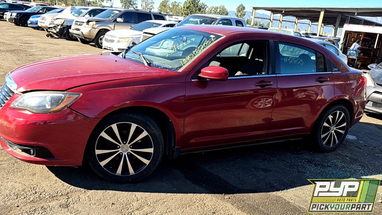 2013 CHRYSLER 200 partes disponibles