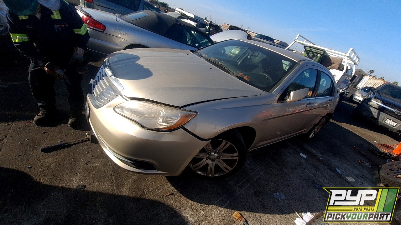 2013 CHRYSLER 200 partes disponibles