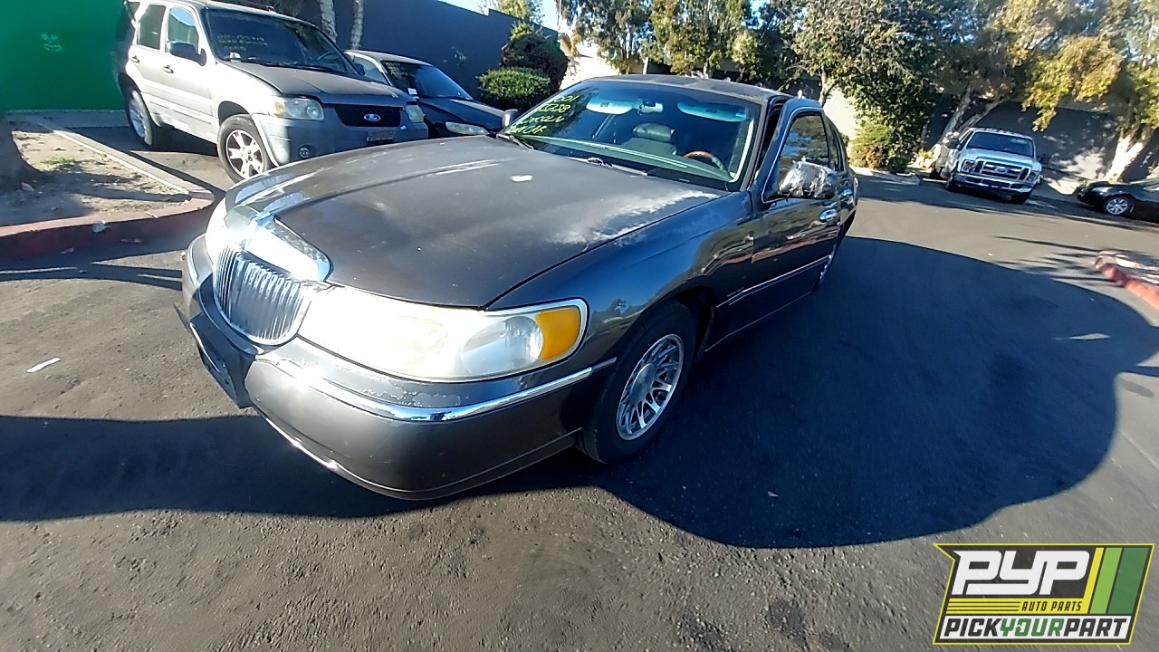 2001 LINCOLN TOWN CAR available for parts