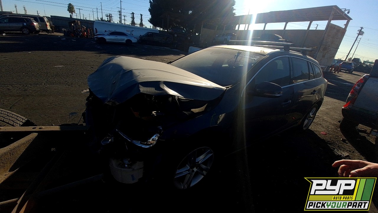 2015 VOLVO V60 partes disponibles
