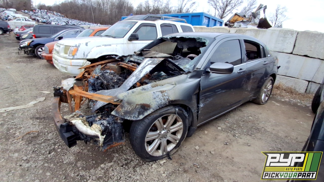 2013 CHRYSLER 200 partes disponibles