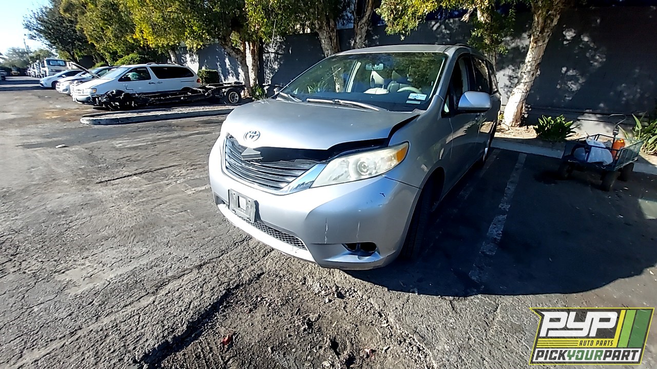 2011 TOYOTA SIENNA partes disponibles