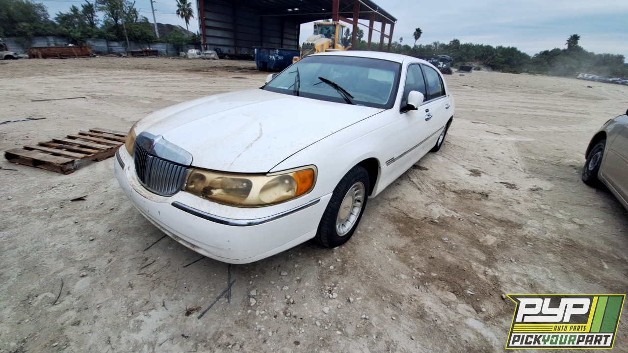 2001 LINCOLN TOWN CAR available for parts