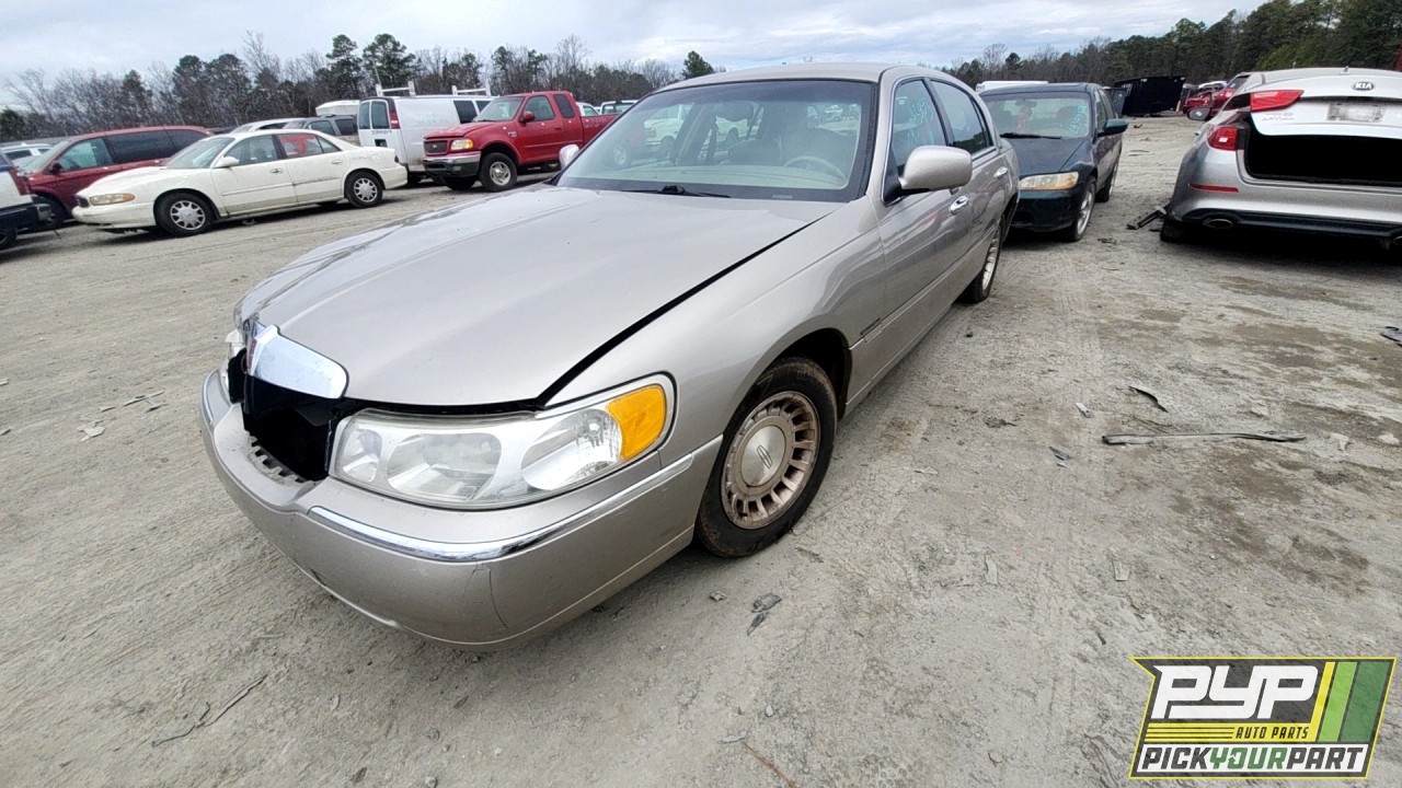 2001 LINCOLN TOWN CAR available for parts