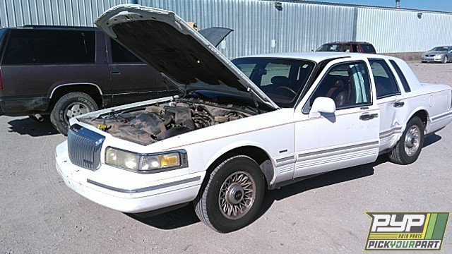 1995 LINCOLN TOWN CAR available for parts