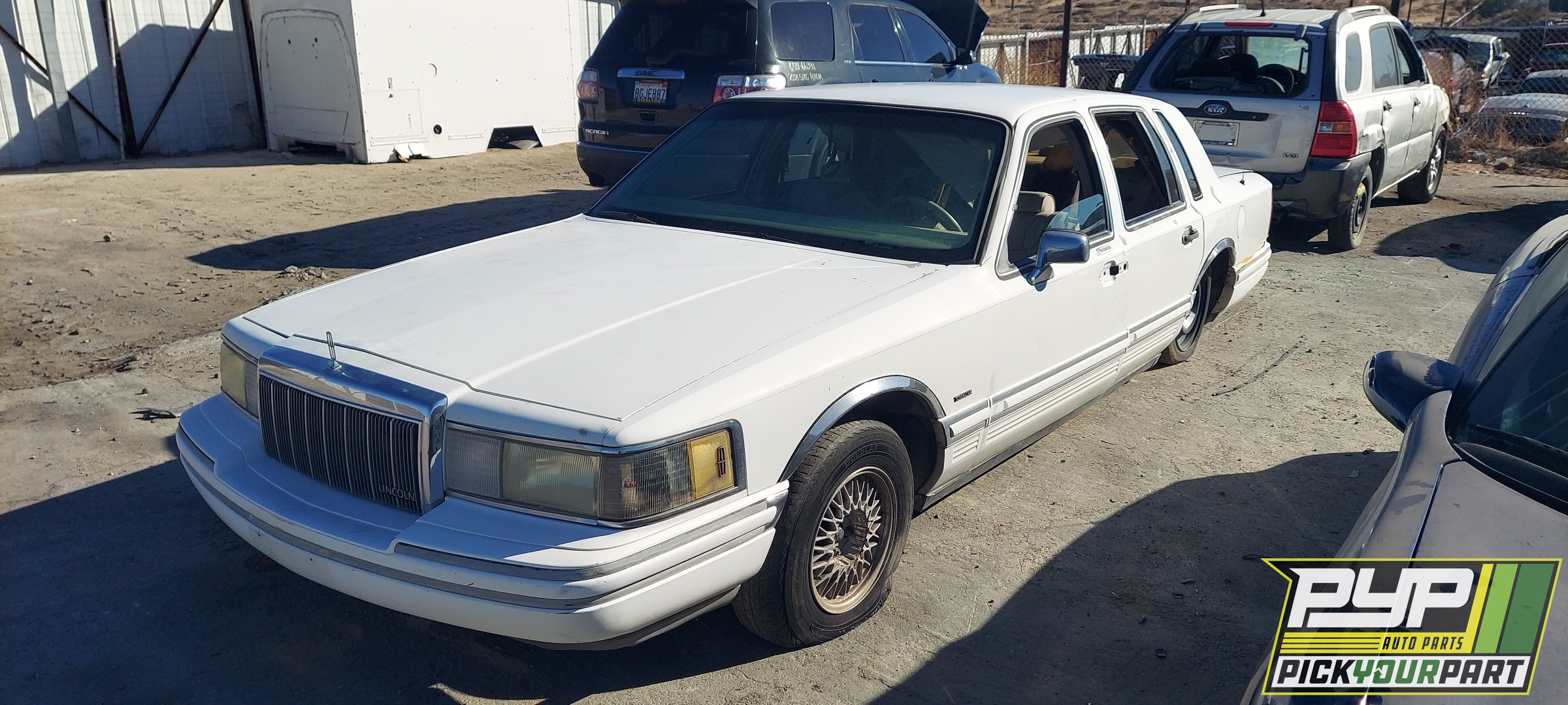 1992 LINCOLN TOWN CAR available for parts
