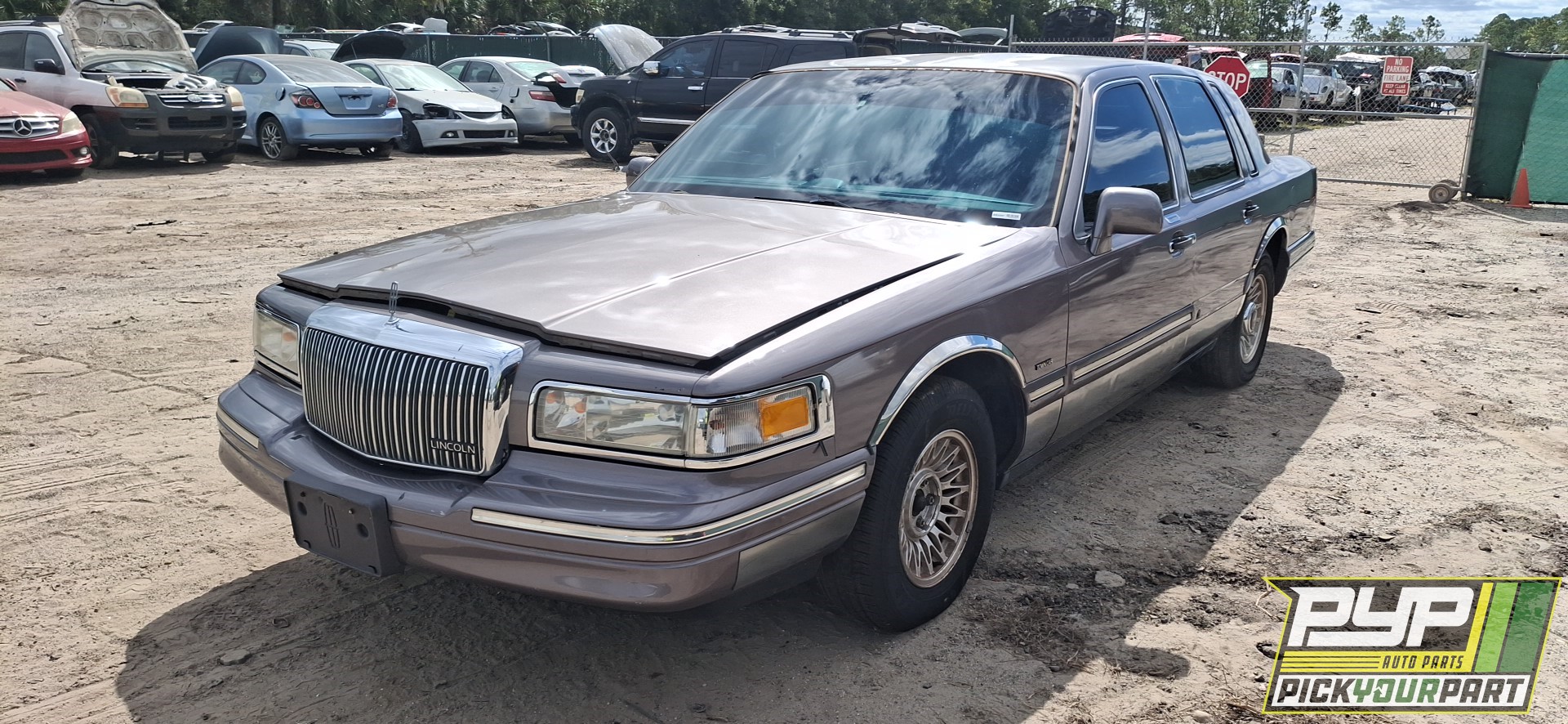1996 LINCOLN TOWN CAR available for parts