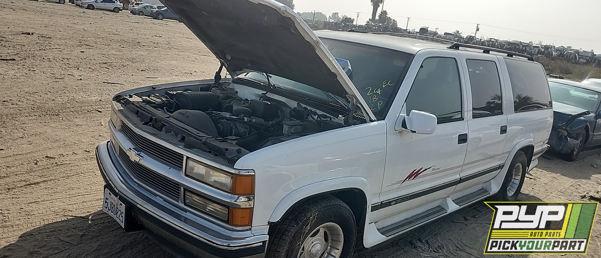 1997 CHEVROLET C1500 SUBURBAN available for parts