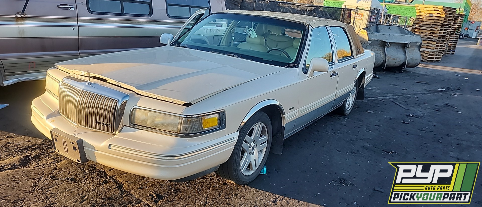 1997 LINCOLN TOWN CAR available for parts
