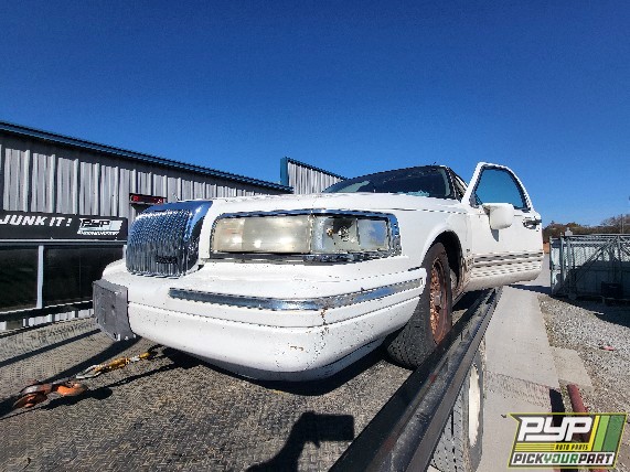 1995 LINCOLN TOWN CAR available for parts