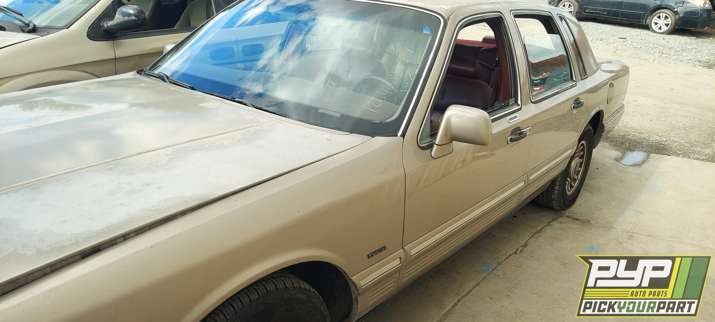 1995 LINCOLN TOWN CAR available for parts