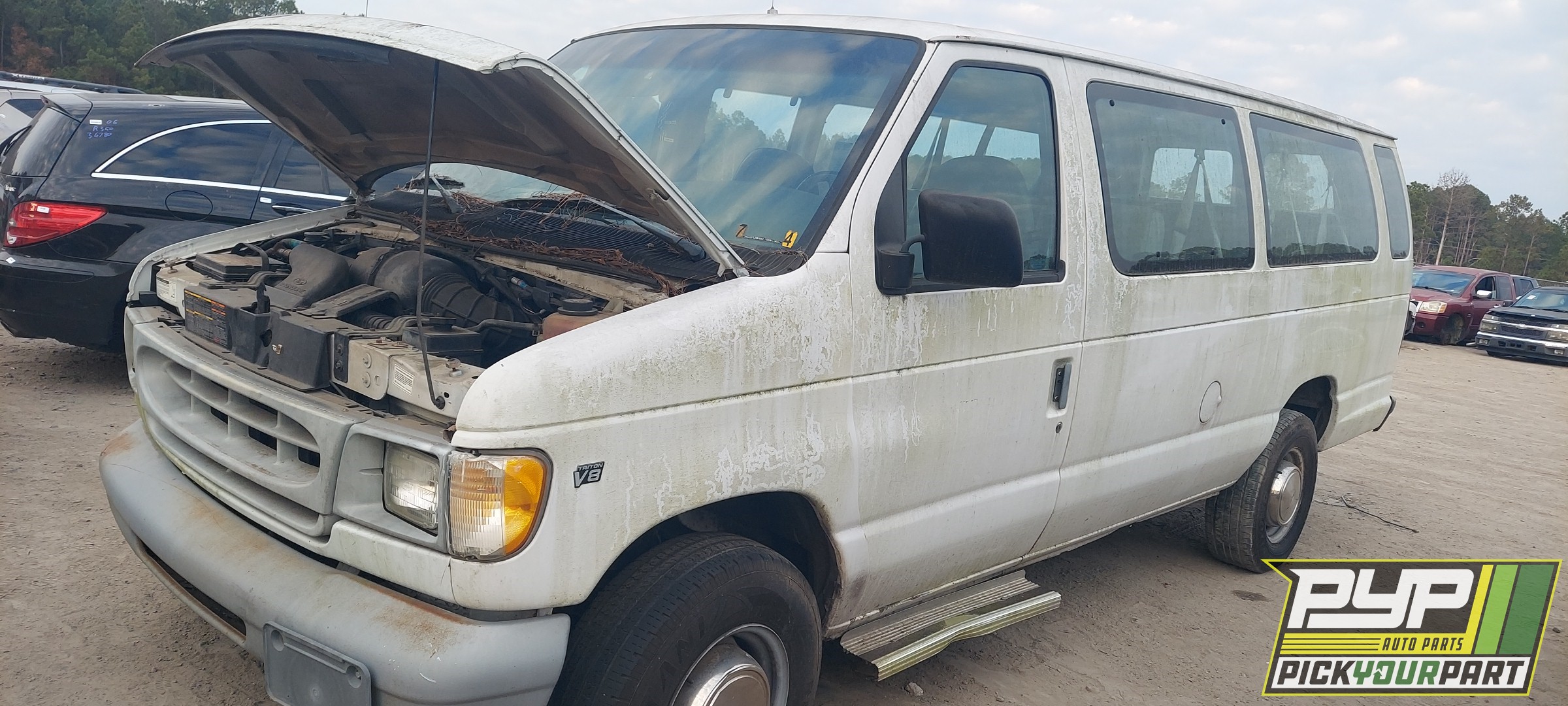 1998 FORD E-350 ECONOLINE CLUB WAGON available for parts