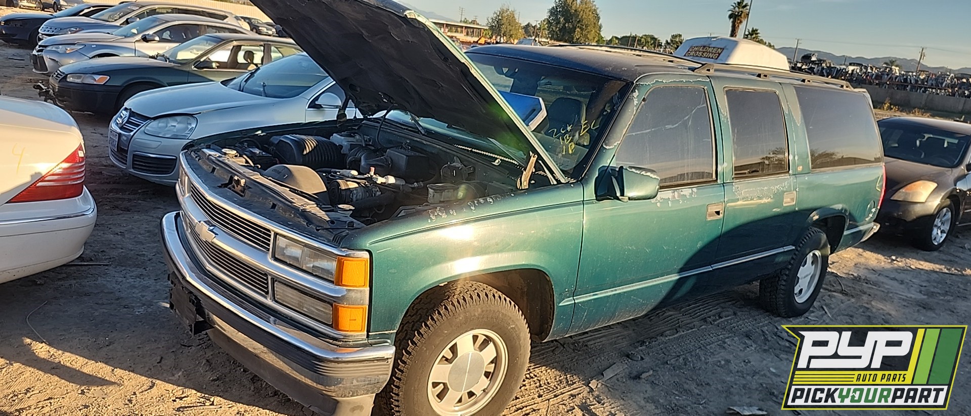 1997 CHEVROLET C1500 SUBURBAN available for parts