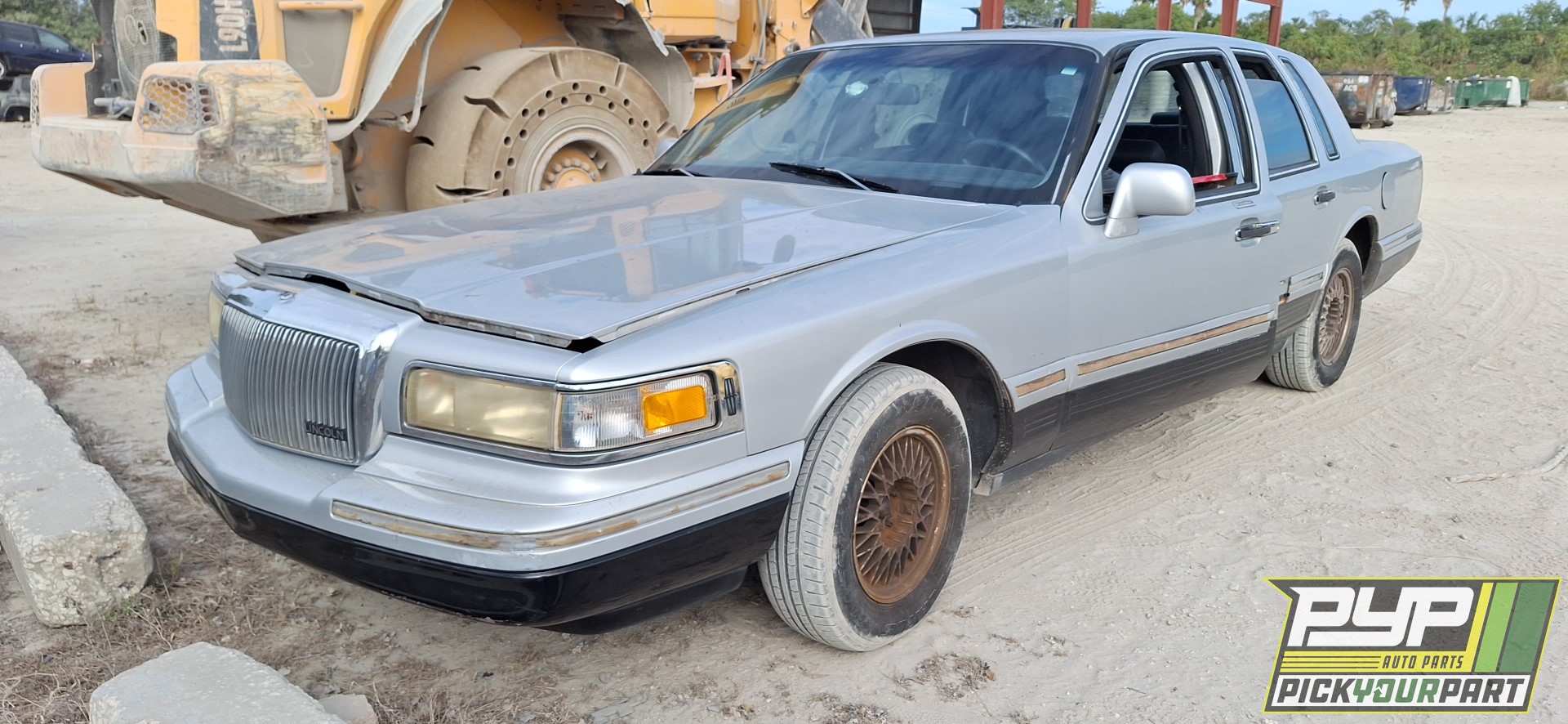 1995 LINCOLN TOWN CAR available for parts