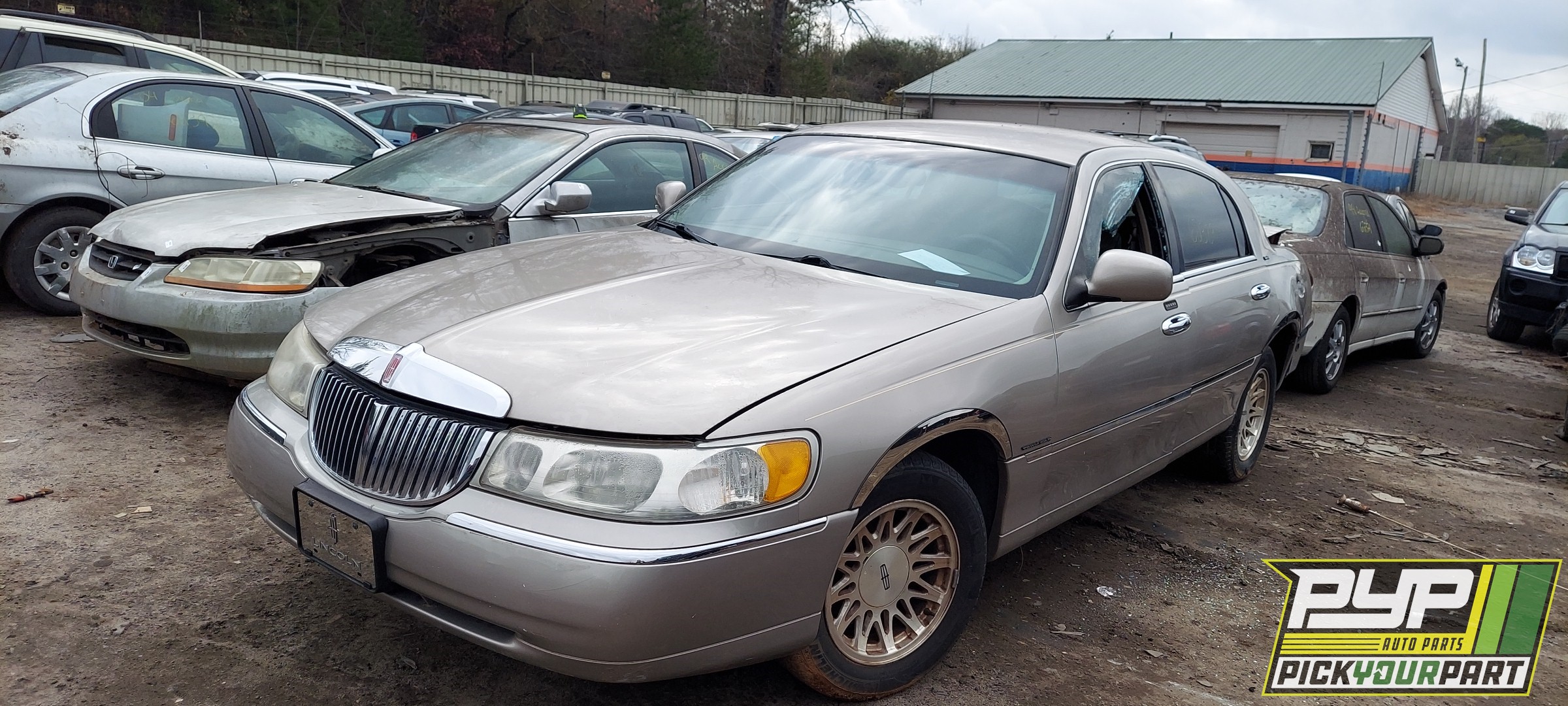 1999 LINCOLN TOWN CAR available for parts