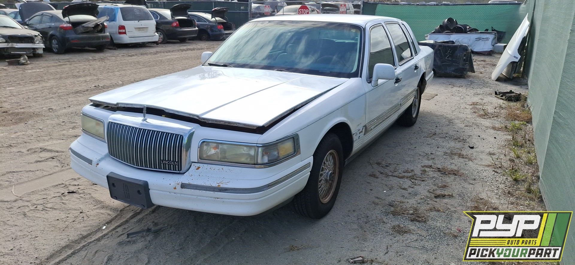 1995 LINCOLN TOWN CAR available for parts