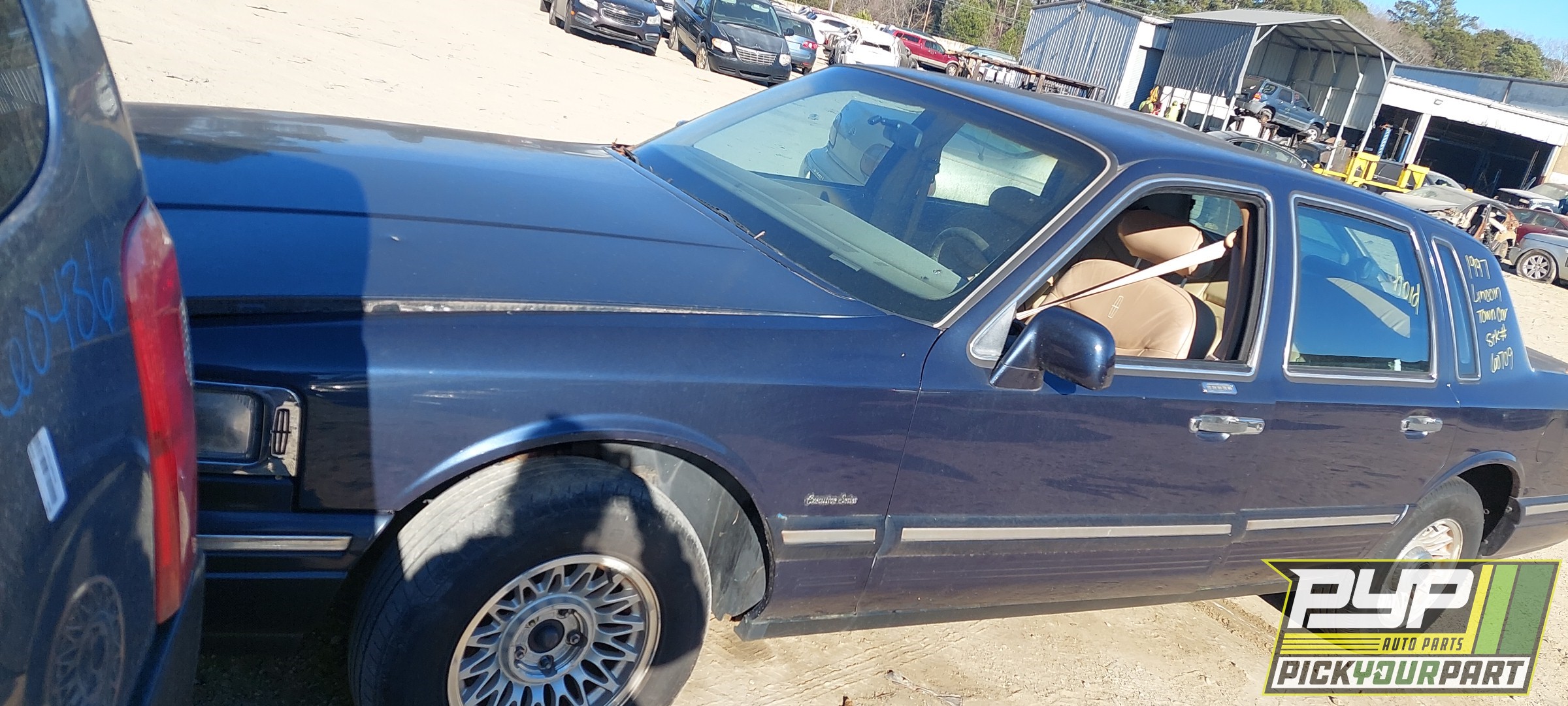 1997 LINCOLN TOWN CAR available for parts