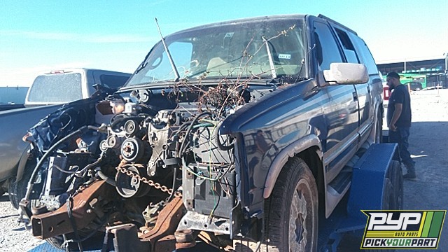 1996 CHEVROLET C1500 SUBURBAN available for parts
