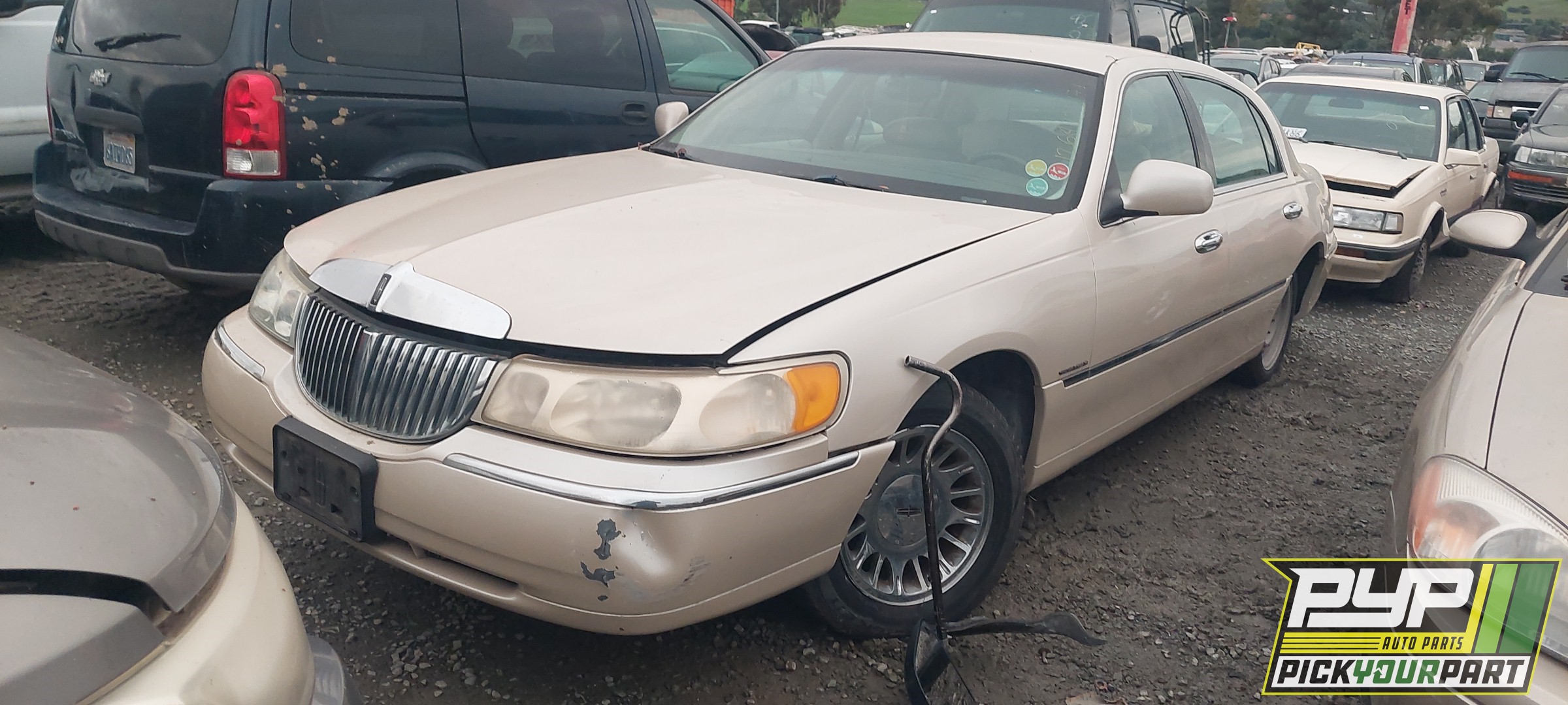 1999 LINCOLN TOWN CAR available for parts