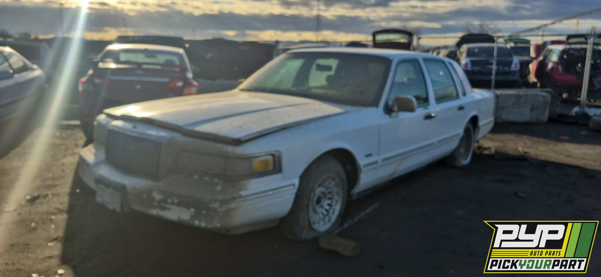 1995 LINCOLN TOWN CAR available for parts