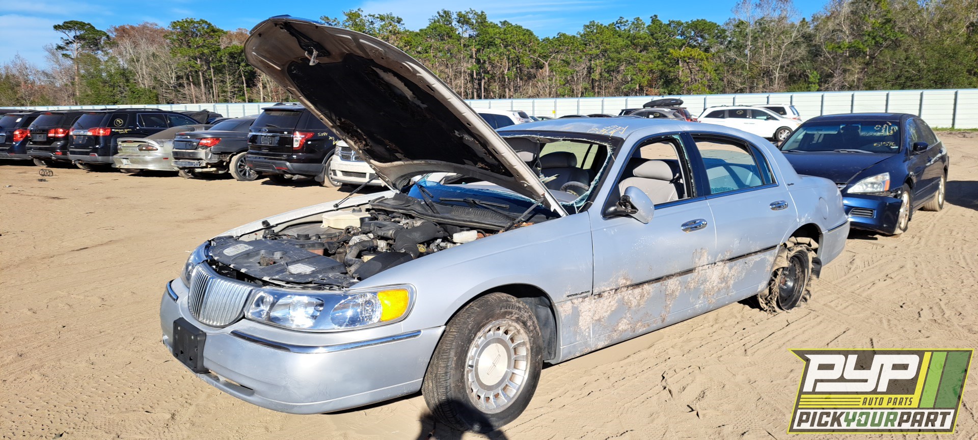 1998 LINCOLN TOWN CAR available for parts