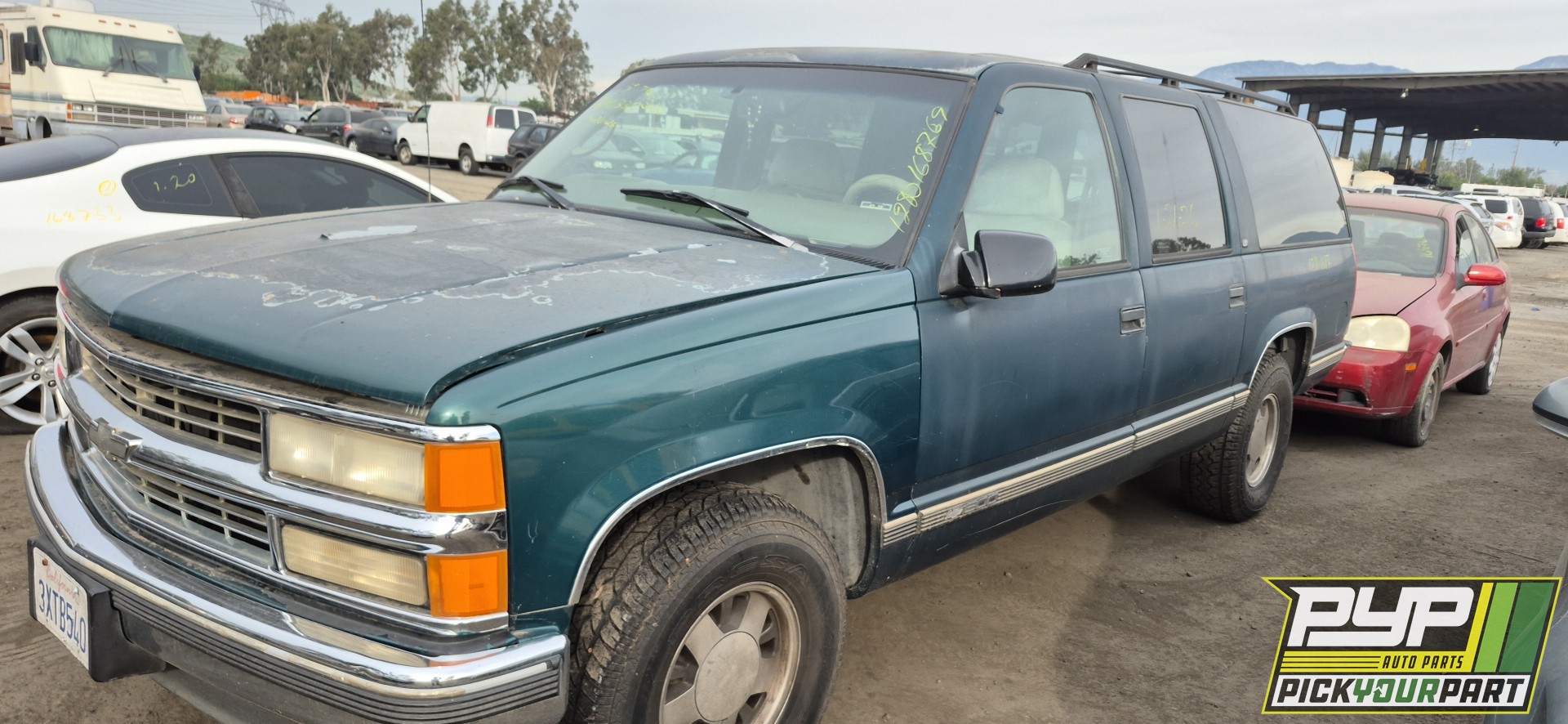 1998 CHEVROLET C1500 SUBURBAN available for parts