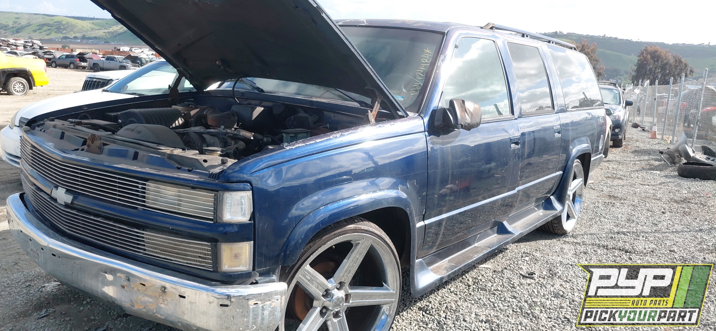 1998 CHEVROLET C1500 SUBURBAN available for parts